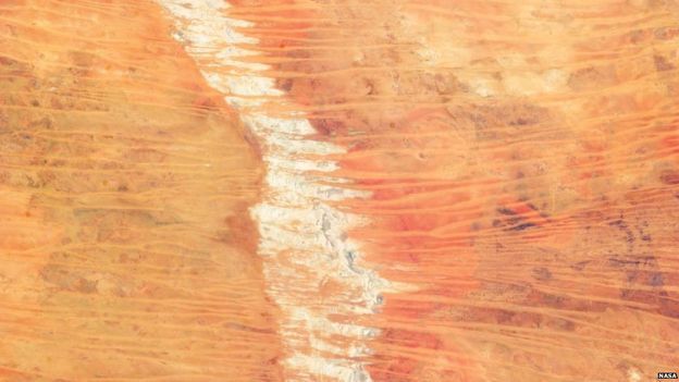 Avustralya'nın kuzeybatısındaki Büyük Kum Çölü'ndeki kum tepelerinin hareketleri