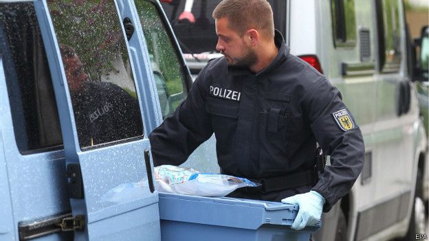 Kendisini 'Geleneksel Toplum' olarak adlandıran örgüte üye olduğu belirtilen birisi kadın dört şüphelinin yüksek patlama gücüne sahip yanıcı fişekler ele geçirdiği belirtildi. Alman Der Spiegel gazetesi 'Geleneksel Toplum' örgütünün neo-Nazi eğilimleri olan bir yapılanma olduğunu belirtiyor. Örgütün bayrağında bir tank ve altında da iki kafatası bulunuyor. Örgütün kullandığı slogan ise 'Tek kurşun yetmez'.