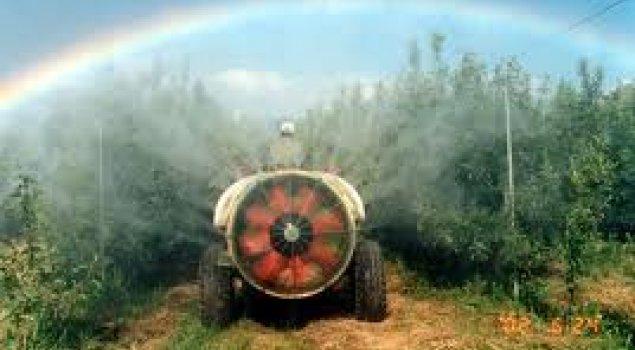 TÜKETİCİYİ KORUMA DERNEKLERİ ENDİŞELİ Brezilyalı çiftçilere tarım ilacı kulanmaktan başka alternatif de bırakılmıyor. Zira çiftçiler, tohumdan gübreye, pestisite kadar her ihtiyaçlarını temin etmek konusunda uluslararası büyük holdinglerin eline düşmüş durumda. Bu firmalar, ürünlerin hepsi bir paket olarak satın alındığında yüksek verimlilik garantisi veriyor. Ancak bu ürünlerin riskleri veya yan etkilerinden hiçbir yerde bahsedilmiyor. Tüketiciyi koruma dernekleri ise bu durumu büyük bir endişe ile karşılıyor ve tüketicide daha eleştirel bir bilincin gelişmesi için çaba gösteriyor. Sao Paulo’daki IDEC Tüketiciyi Koruma Derneği’nden Renata Amaral şunları kaydediyor: "Tüketicinin, tarım ilacını bir sorun olarak kavradığını düşünüyorum. Ama sorunun bir kısmı da Brezilya’daki organik ürün yetiştiriciliğinin henüz yaygın olmaması, ekolojik ve dayanıklı üretimin henüz çok küçük olmasında yatıyor. Genetiği değiştirilmiş ürünlere gelince; tüketici için GDO’lu ürünlerin tarım ilaçlarıyla birlikte oluşturduğu tehlike ve bağlantıyı anlaması kolay değil."
