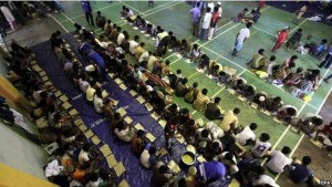 Aceh'e ulaşanlara spor salonlarında kahvaltı verildi.