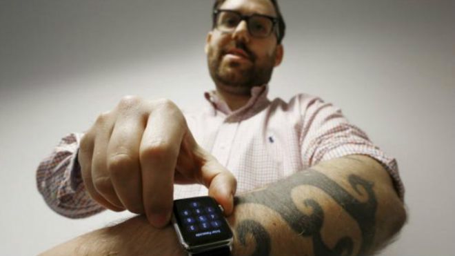 Yaklaşık bir haftadır, bilek bölgesinde dövme bulunan kişilerin mürekkebin Apple watch'un sensörünü devre dışı bırakması nedeniyle akıllı saati tam anlamıyla kullanamadığı iddia ediliyordu.