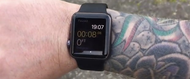 ABD merkezli teknoloji devine göre, bu durum tüm dövme sahipleri için geçerli değil. Yetkililer, bazı dövmelerdeki mürekkebin ve renk koyuluğunun Apple Watch'taki kızılötesi algılayıcıları devre dışı bırakabileceğini belirtiyor. Arıza dövme sahibi kullanıcıların konuyu Reddit ve Twitter gibi sosyal medya mecralarında dile getirmesiyle gündeme gelmişti.