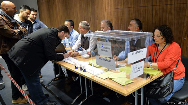 YSK'nın kararında şöyle denildi: "Her ne kadar 298 sayılı Kanun'un 25. maddesinde sandık başı işlemlerini takip etmek üzere siyasi partiler ve bağımsız adayların birer müşahit gönderebilecekleri belirtilmiş ise de, zarfların açılması, oyların sayım ve dökümüne ilişkin işlemleri düzenleyen 100. maddenin son fıkrasında ise siyasi parti müşahitlerinin sayısının beşten fazla olması halinde, hazır bulunanlar arasından başkan tarafından kurul önünde ad çekme suretiyle sandık başında kalacak beş siyasi parti müşahidini her biri ayrı siyasi partiden olmak üzere tespit edecek, diğer müşahitlerle bağımsız aday müşahitleri için sayım işlemini yakından takip edebilecekleri bir yer ayrılması, eş anlatımla, sayım masası başında ad çekme suretiyle belirlenen beş ayrı siyasi partinin müşahidinin olmasına, diğer müşahitler ile bağımsız aday müşahitleri sayım masasında olmamakla birlikte yakından izleyebilecekleri bir yer ayrılması gerektiğine..."