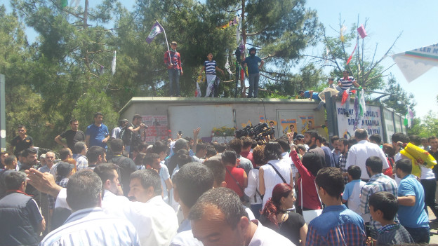 Diyarbakır'da dün HDP mitinginde yaşanan patlamayı protesto etmek için, sivil toplum örgütleri (STK) kentte yürüyüş düzenlediler. STK'lar adına açıklama yapan Diyarbakır Baro Başkanı Tahir Elçi, ölü sayısının 4 olduğunu ve 400'den fazla yaralı bulunduğunu söyledi.