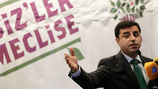 HDP Eş Genel Başkanı Demirtaş'ın konuşmasından satırbaşları: Sen zaten yapacağını yapmışsın. İki ayda partimiz 140 yerde saldırıya uğramış. Her yerde silahlarla, bombayla üzerimize gelmişler. Tek bir kişli bile gözaltına alınmamış. Bugünün gazeteleri AKP'nin yayın organları Bakın Star gazetesi. Diyarbakır'da 350 yaralı var, 'Haçlı ittifakı' diye manşet atmış, halen bizi hedef gösteriyor.