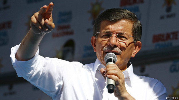 AKP Genel Başkanı ve Başbakan Ahmet Davutoğlu, Radyo 7'de yaptığı açıklamada "Bu seçim istikrar ile kaos arasında bir karar seçimi. Ya bu istikrar devam edecek ya da AK Parti üzerinden Türkiye zayıflatılıp kaotik bir dönemin önü açılacak" dedi.