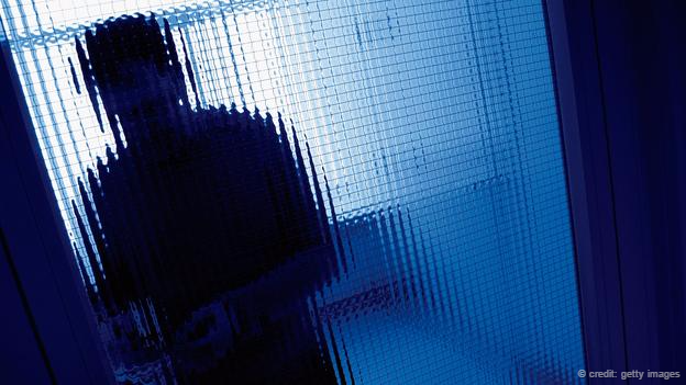 İçeri girdikleri anda da harekete geçen otomatik pilot hali hırsızın kontrolünü kaybetmesini önlüyor. Nee, geliştirdiği bilgisayar programındaki sanal evi hedef olarak hırsızlara da denetip onların davranışlarını anlamaya çalışıyor. Hırsızlık sanal olsa da ciddiye alıyorlar ve gerçek bir eve nasıl gireceklerse o şekilde davranmaya özen gösteriyorlar.