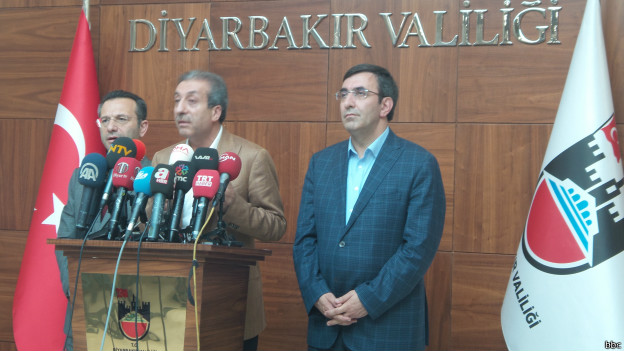 Gıda Tarım ve Hayvancılık Bakanı, AKP Diyarbakır milletvekili Mehdi Eker, dün HDP Diyarbakır mitinginde patlayan bombalarla ilgili açıklama yaptı. Bombaların cep telefonu düzeneği ile kurulduğunu ve birinin TNT bombası olduğunu kaydeden Eker, iki kişinin hayatını kaybettiğini, ikisi polis 80 kişinin ise halen hastanede tedavi gördüğünü söyledi.