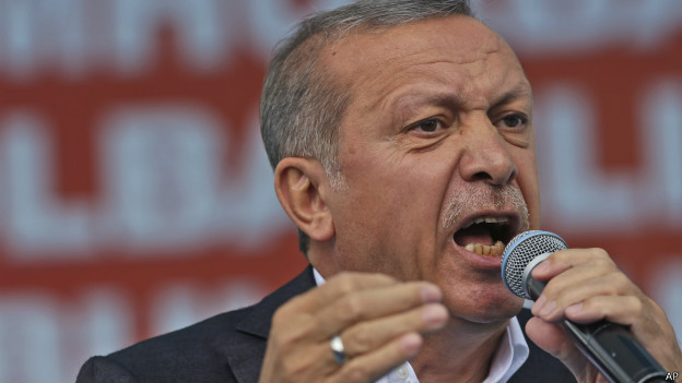 Cumhurbaşkanı Recep Tayyip Erdoğan, Ağrı'da halka hitap etti. Erdoğan, HDP Eş Genel Başkanı Selahattin Demirtaş'ı arayıp ulaşamadığını söylemesinin ardından Demirtaş'ın 'Bana ulaşacağına Diyarbakır halkından özür dilesin' açıklamasını eleştirdi. Demirtaş'ın 6-7 Ekim'de yaşanan ve onlarca vatandaşın hayatını kaybettiği olaylardan sorumlu olduğunu dile getiren Cumhurbaşkanı, "Eğer özür dileyecek biri varsa sensin sen. Zira 6-7-8 Ekim tarihlerinde benim Kürt kardeşlerimi sokağa döken sendir" ifadelerini kullandı.