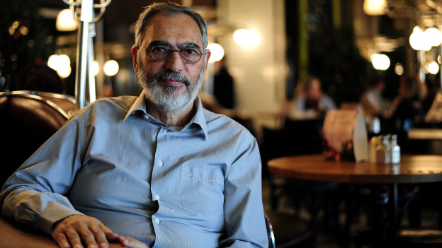 Mahçupyan'ın yazısında öne çıkan başlıklar şöyle Geriye bakıldığında ilk on üç yıl 'yanlış' olanın yıkılması ya da olabildiğince düzeltilmesini ifade etti. Oysa ileriye bakıldığında artık Türkiye'nin meselesi farklı… AKP'nin önünde 'doğrunun' inşası ve bütünlüklü bir sistem olarak hayata geçirilmesi var. Seçimsiz bir dört yıl söz konusu değişimin toplumsal, siyasi, hukuksal ve ideolojik zemininin oluşturulması için önemli bir fırsat. Eğer dönüşüm dinamiğindeki ivmenin devamı sağlanabilirse, AKP'nin daha sonraki en az iki seçimi daha kazanmasını beklemek epeyce gerçekçi olur. Eğer dönüşüm dinamiğindeki ivmenin devamı sağlanabilirse, AKP'nin daha sonraki en az iki seçimi daha kazanmasını beklemek epeyce gerçekçi olur. Laik kesimdeki yenilgi duygusu hala içe kapanma refleksiyle sonuçlanıyor. Laik kesimin demokrat kanadı bu dünyayı içerden dönüştürme imkânına sahip olamadığı ölçüde kendi cemaatinin dışına çıkıyor. Böylece giderek daralan bir laik kesimle, yani küçülen bir CHP tabanı gerçeği ile karşılaşıyoruz. Bu seçimlerde AKP yine tek başına iktidar olabilirse, bu epeyce uzun bir yeni iktidar döneminin habercisi olabilir… Diğer bir deyişle Türkiye geri dönüşü olmayan bir biçimde siyasi yapısını ve ideolojik meşruiyet zeminini yeniden kurgulayabilir. Bu da eski 'merkez' partilerin, yani CHP ve MHP'nin sonu olabilir. Bu iki partinin 'yaşaması' ve toplumsal zemin bulabilmesi AKP'nin tek başına iktidar olamamasına bağlı.