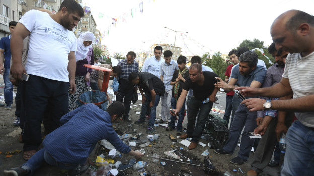 Barış ve özgürlük isteyen tüm kuruluşlara çağrı yapan Bilici, "Burada yapılmak istenen halkların bireysel ve kollektif haklarına sahip çıkma mücadelesi saldırmaktı. Halkların mücadelesi derin güçleri harekete geçirdi. Bingöl ve başka yerlerde başlayan saldırı ve karanlık olaylara Diyarbakır'ı final yapmak istediler. Bu saldırı Türkiye barışına yapılan bir saldırıdır" şeklinde konuştu.
