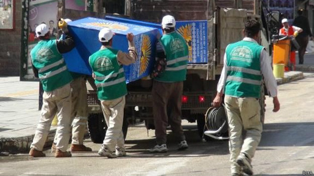 HDP'nin Diyarbakır mitinginde patlayan bombaların ardından bugün Van'da yapılacak HDP mitingi öncesi geniş güvenlik önlemleri alındı. Dört ayrı noktaya kurulan giriş noktalarında 150 zabıta görevlendirildi. İlk olarak konuşmaların yapılacağı platformun çevresinde incelemeler yapan görevli HDP'liler, daha sonra çevrede bulunan çöp kutuları ve atık geri dönüşüm istasyonlarının kaldırılmasını istedi.