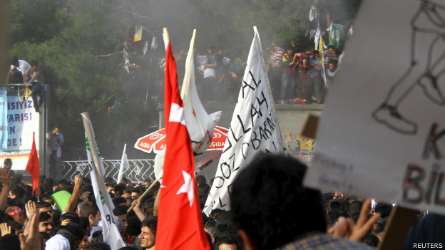 Diyarbakır'dan İstanbul'a gelen Demirtaş, Atatürk havalimanında gazetecilerin sorularını cevapladı. Demirtaş şunları söyledi: Benim konuşma saatim beş dakika gecikti. Konuşmalar uzayınca beş dakika arabada bekledim. Patlamalar tam konuşma yapacağım saati ayarlanmıştı. Yüzlerce çocuk bebek bebeğiyle gelen insanlar yaşlılar arasında patlatıldı. Patlama benim 30 metre uzağımdaydı. İlk patlama hafif ikincisi büyük bir patlamaydı. İkinci patlamada içinde bulunduğum araba yerinden sarsıldı. Herkes çocuklarıyla bebekleriyle gelmişti benim ailem ordaydı. İki kızım, yaşlı annem babam oradaydı.