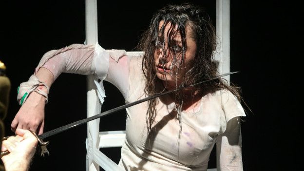 "Bu festivale Avrupa'dan katılmakla, Türkiye'den katılmak arasında farklı zorluklar var. Kabul edilme sürecinde ayırdığınız zaman, emek ve elbette kur farkından dolayı bizim için bütçe açısından. Ayrıca alternatif sahneler burada öncelikle ayakta kalmaya, sadece bilet gelirleriyle sahnelerini açık tutmaya çalışıyor. Kültür sanata ayrılan bütçe yetersiz kalıyor."