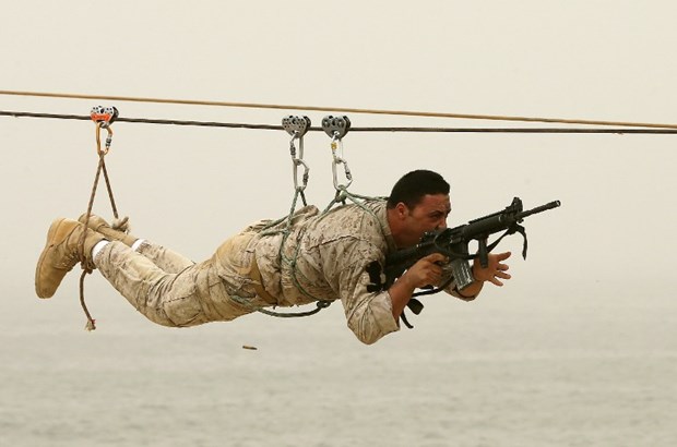 Lübnan ordusu Suriye'deki iç savaşın olası olumsuz etkilerine karşı gövde gösterisi yaptı. Lübnan ordusundaki asker bir yılanı canlı canlı yedi.