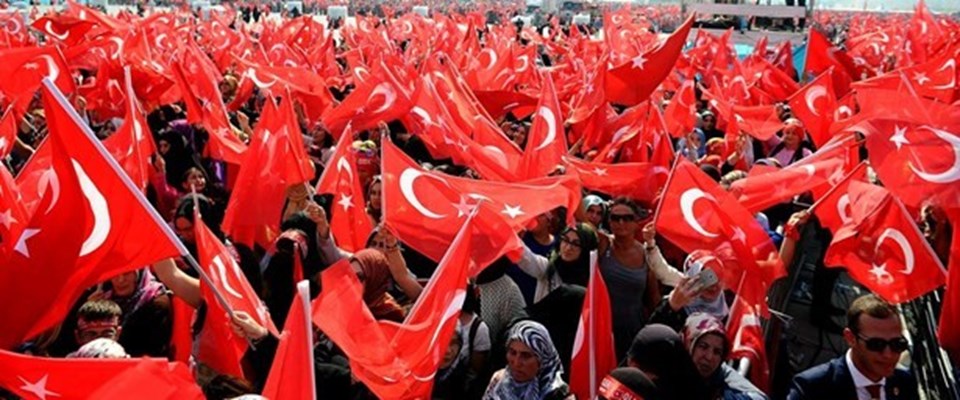 ''KIYAMETE KADAR KARDEŞLİK DEMEYE HAZIR MISINIZ?'' Burada Mehmetçik'in son nefesi var son emaneti var. Mehmetçik'in son nefesi için kardeşlik nefesini birleştirmeye hazır mısınız? O aziz Mehmetçik'in emanetine sahip çıkmaya hazır mısınız? Kıyamete kadar kardeşik demeye hazır mısınız?