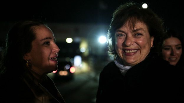 Can Dündar'ın eşi Dilek Dündar Silivri Cezaevi önünde tahliyeyi beklerken