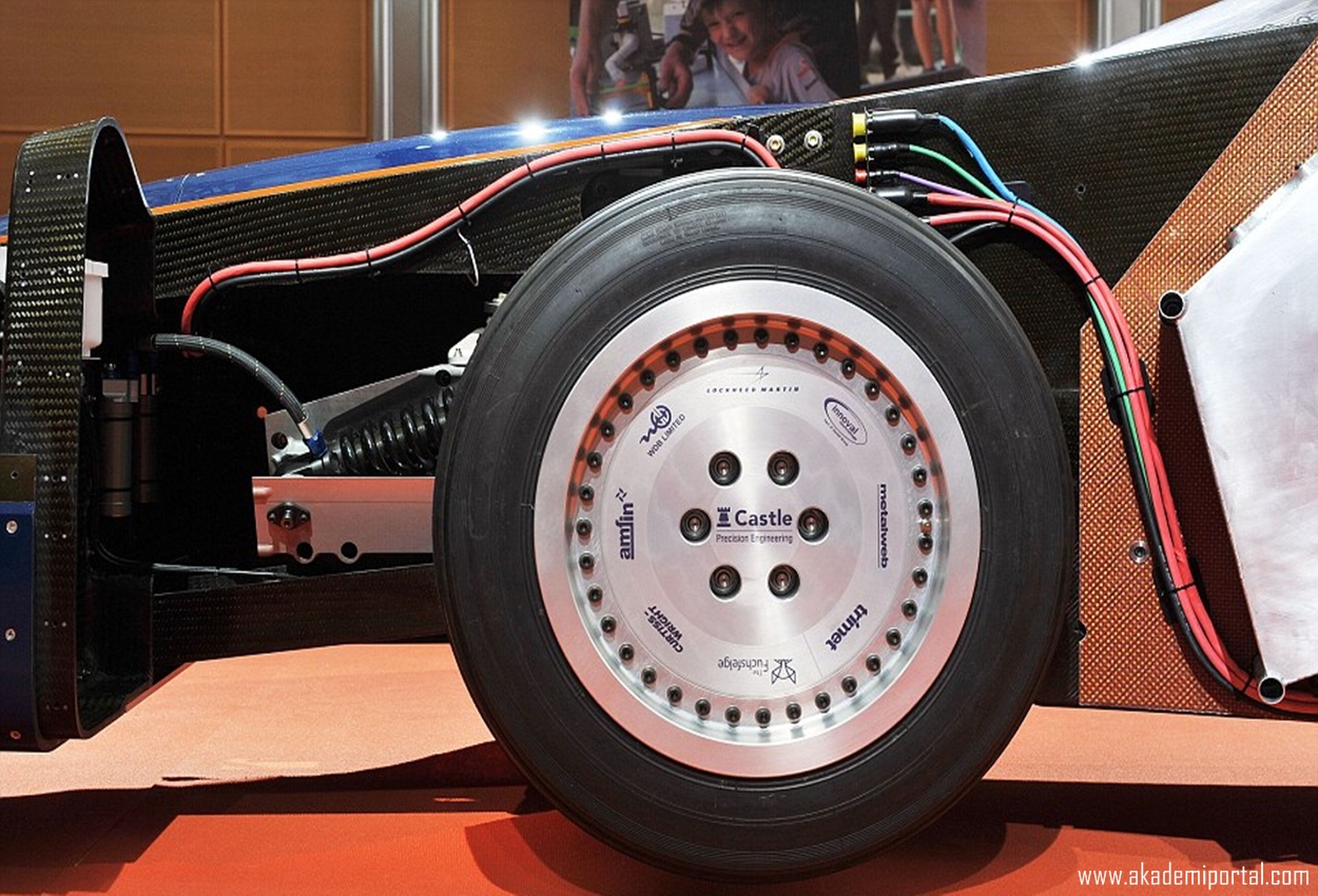 Bloodhound SSC on tour! Supersonic car makes it world debut in London ahead of its 1,000mph record-breaking run