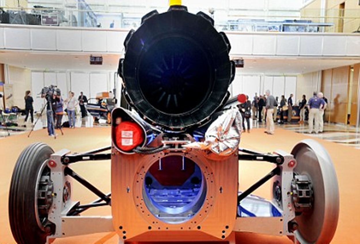 Bloodhound SSC on tour! Supersonic car makes it world debut in London ahead of its 1,000mph record-breaking run 