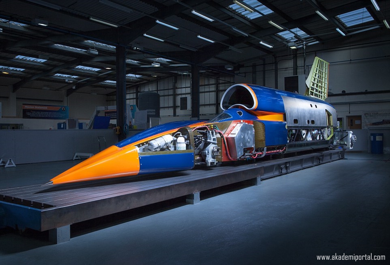 Bloodhound SSC on tour! Supersonic car makes it world debut in London ahead of its 1,000mph record-breaking run