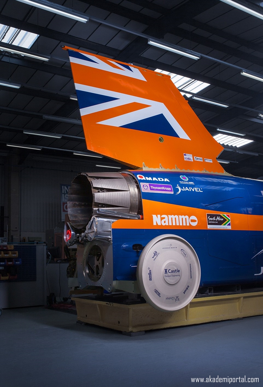 Bloodhound SSC on tour! Supersonic car makes it world debut in London ahead of its 1,000mph record-breaking run 