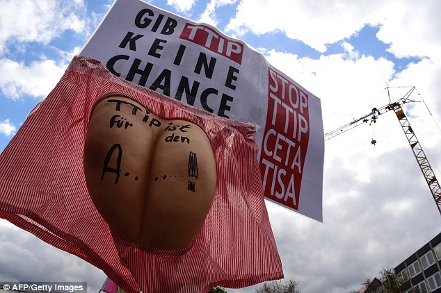 Almanya'da ABD-AB ticaret anlaşmasına karşı protestolar başgösterdi Almanya'da ABD-AB ticaret anlaşmasına karşı protestolar başgösterdi