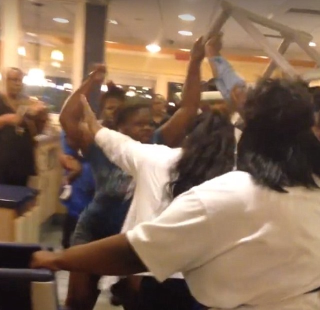 Incredible spiteful fight: Two sisters in a Tennessee IHop get into a full on brawl