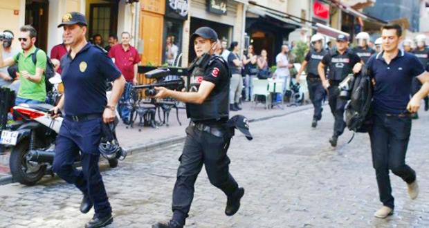 Pazar günü düzenlenen Onur Yürüyüşü'ne polis plastik mermiler, TOMA'lar ve biber gazıyla müdahale etmişti.