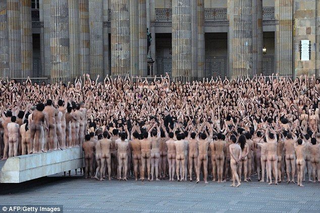 6000 Colombian people strip nude for a Spencer Tunick photo