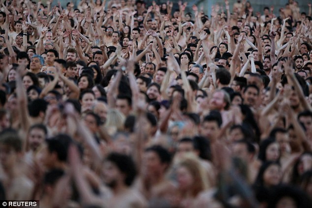 6000 Colombian people strip nude for a Spencer Tunick photo