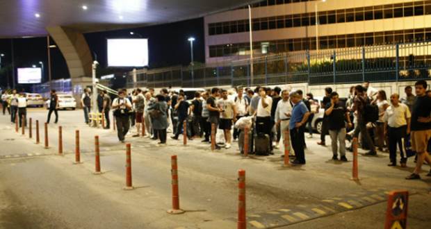 İstanbul Atatürk havalimanı'nda Canlı bomba saldırısı