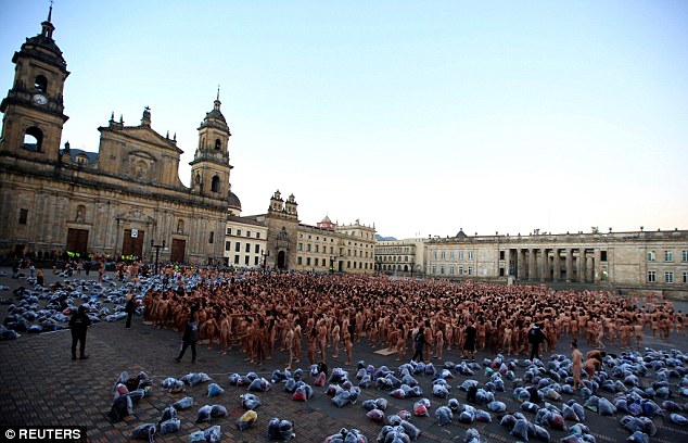 6000 Colombian people strip nude for a Spencer Tunick photo
