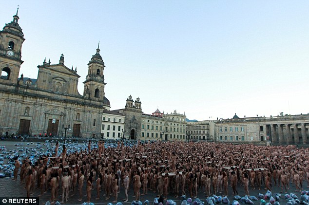 6000 Colombian people strip nude for a Spencer Tunick photo