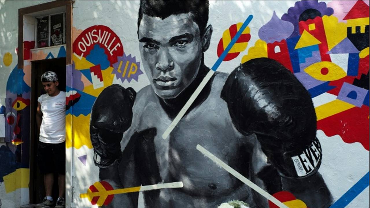'The Greatest' comes home: Muhammad Ali's body arrives in Louisville as hundreds flock to his childhood home to pay tribute