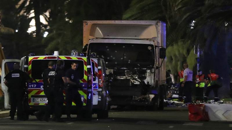 Fransa'nın Nice kentinde kamyonla terör saldırısı 73 ölü 150 yaralı