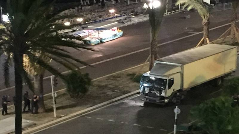 Fransa'nın Nice kentinde kamyonla terör saldırısı 73 ölü 150 yaralı