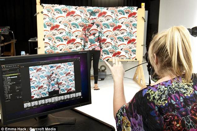 Fotoğraflarla: Çıplak modellerin grafik uyumu