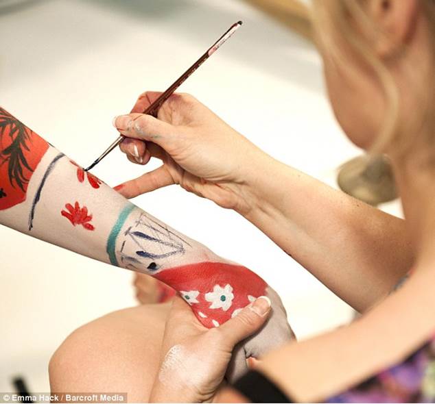 Fotoğraflarla: Çıplak modellerin grafik uyumu