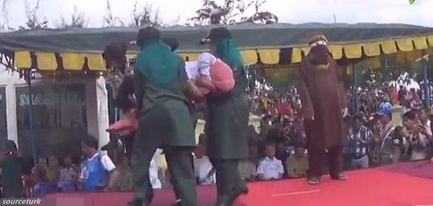 Shocking news: Woman is publicly beaten with stick in Aceh, Indonesia