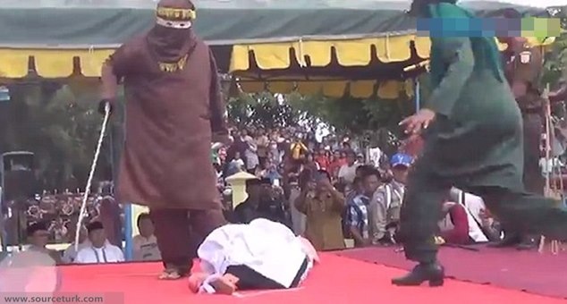 Shocking news: Woman is publicly beaten with stick in Aceh, Indonesia
