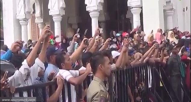 Shocking news: Woman is publicly beaten with stick in Aceh, Indonesia