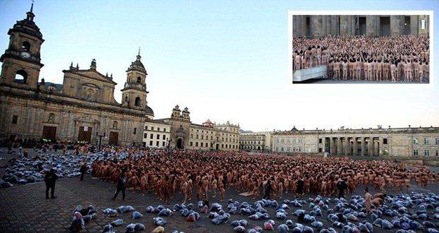6000 Colombian people strip nude for a Spencer Tunick photo