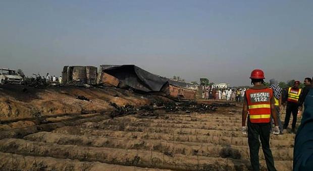 Pakistan'da devrilen tankerin alev alması üzerine en az 123 kişi öldü