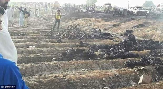 Pakistan'da devrilen tankerin alev alması üzerine en az 123 kişi öldü