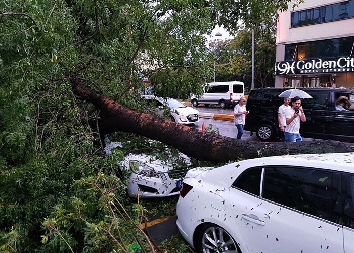 Scenes as storms in Istanbul leave cars stranded in flood