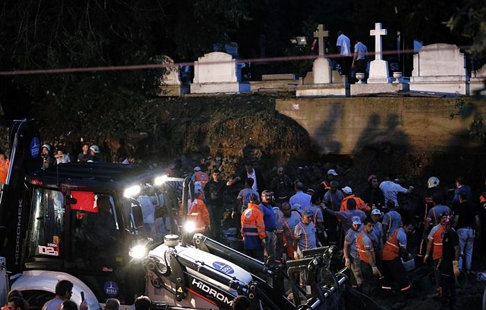 Scenes as storms in Istanbul leave cars stranded in flood