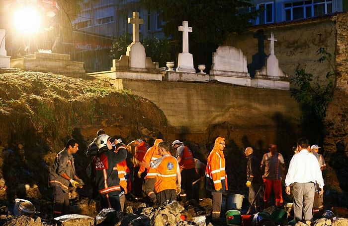 Scenes as storms in Istanbul leave cars stranded in flood