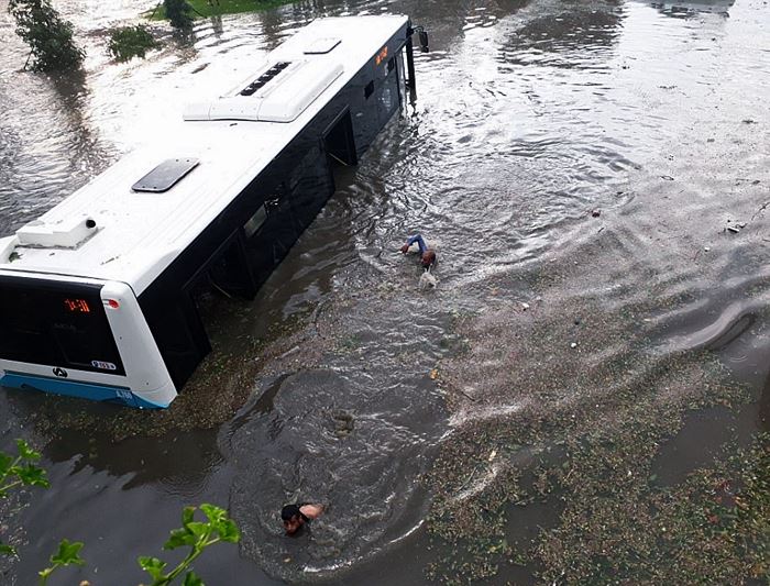 Scenes as storms in Istanbul leave cars stranded in flood