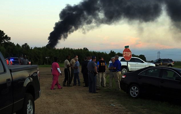 Military plane crash kills at least 16 in Mississippi: Video