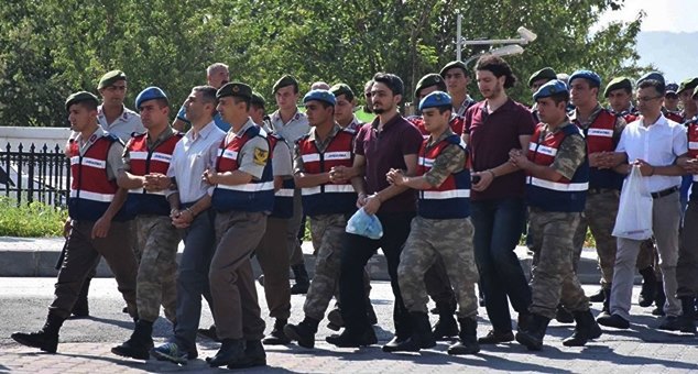 Darbe Gecesi Erdoğan'ı Koruyan Polisler FETÖ'den Tutuklandı 